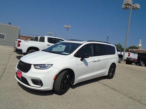 Used 2025 Chrysler Pacifica Limited FWD image 3