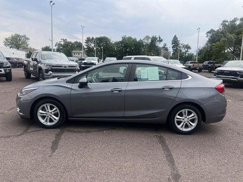 Used 2018 Chevrolet Cruze LT w/ Sun And Sound Package FWD image 4