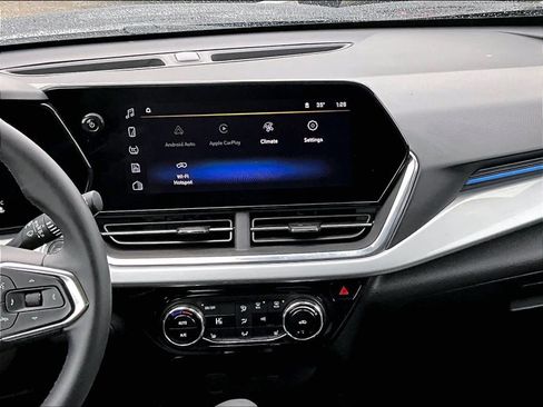 Used 2025 Chevrolet Trax LT w/ LT Convenience Package image 18