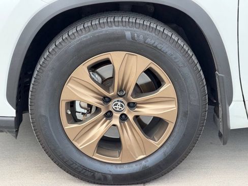 Used 2022 Toyota Highlander Bronze Edition FWD image 8