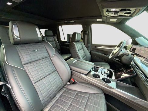 Certified 2025 Cadillac Escalade ESV V AWD/4WD image 20