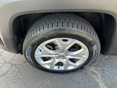 Used 2020 Jeep Renegade Limited w/ UConnect 8.4 Nav Group AWD/4WD image 9