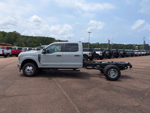 New 2026 Ford F350 4x4 Crew Cab DRW Super Duty image 5