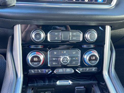Used 2021 GMC Yukon Denali w/ Denali Premium Package AWD/4WD image 27