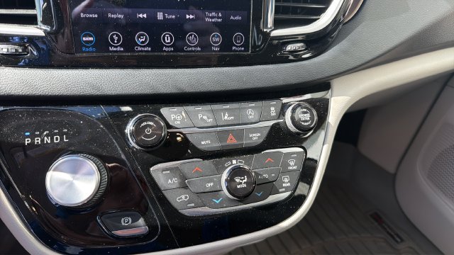 Used 2019 Chrysler Pacifica Touring-L FWD image 12