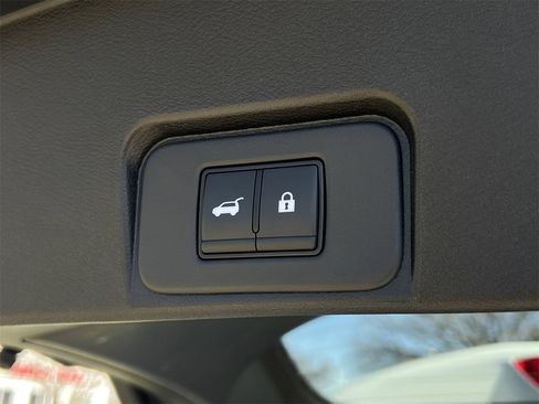 Certified 2025 Nissan Rogue SV image 26