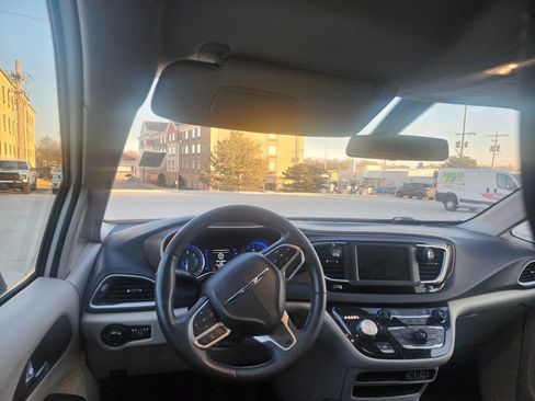 Used 2022 Chrysler Voyager LX image 8