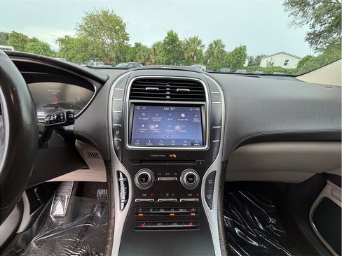 Used 2019 Lincoln Nautilus Select FWD image 11