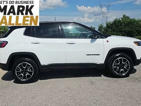 Used 2025 Jeep Compass Trailhawk AWD/4WD image 9