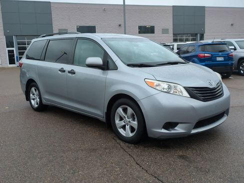 Used 2016 Toyota Sienna L image 2