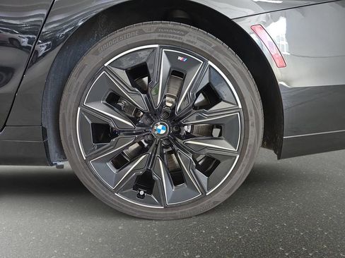 Certified 2024 BMW 760i xDrive w/ Luxury Rear Seating Package image 32