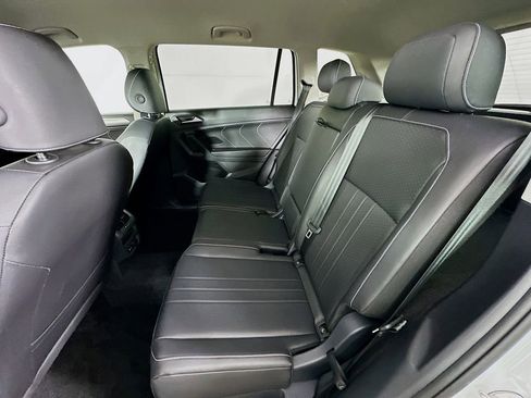 Used 2024 Volkswagen Tiguan SE image 31