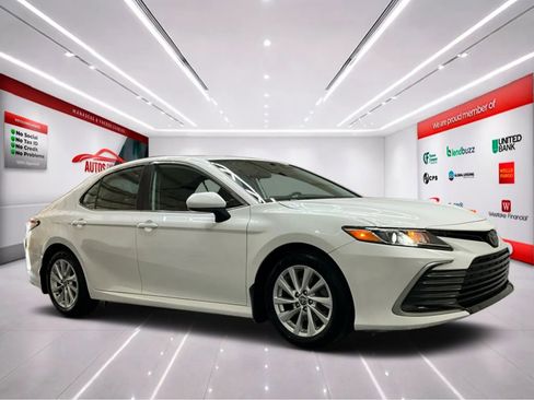 Used 2023 Toyota Camry LE FWD image 2