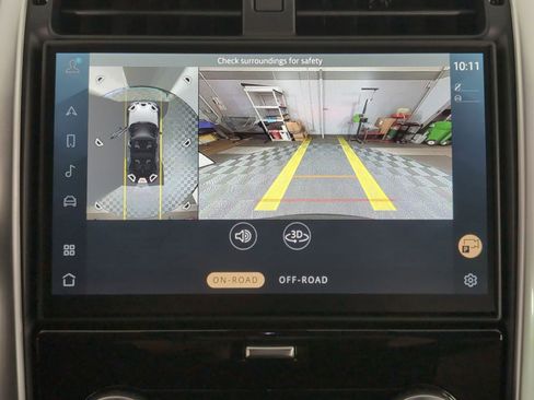 Used 2025 Land Rover Discovery Dynamic SE image 23