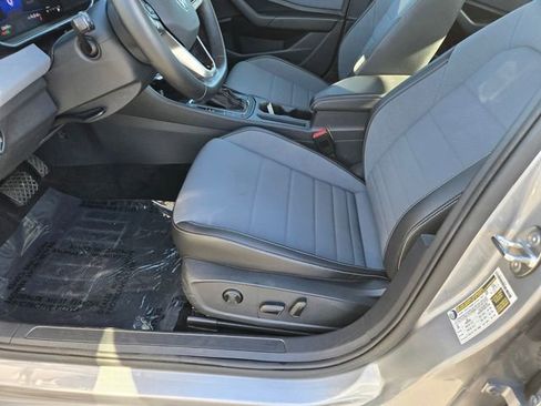 Used 2025 Volkswagen Jetta SE FWD image 19