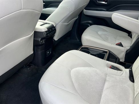 Used 2024 Toyota Grand Highlander AWD Hybrid image 11
