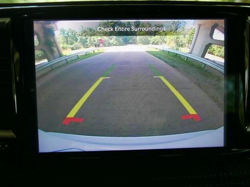Used 2021 Chrysler Pacifica Touring-L FWD image 17