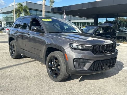 Used 2023 Jeep Grand Cherokee Altitude image 7