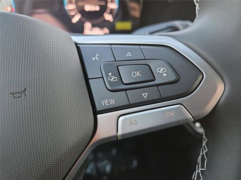 New 2026 Volkswagen Tiguan SE image 17