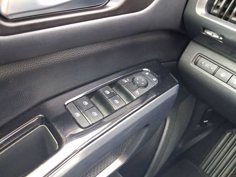 Used 2023 Nissan Pathfinder SL AWD/4WD image 18