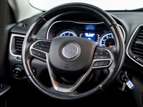 Used 2019 Jeep Cherokee Latitude w/ Cold Weather Group image 10