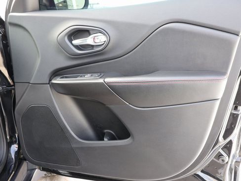 Used 2019 Jeep Cherokee Trailhawk w/ Comfort/Convenience Group image 8