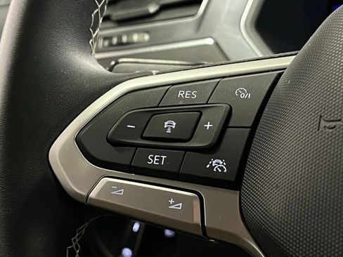 Used 2022 Volkswagen Tiguan SE w/ Panoramic Sunroof Package image 26