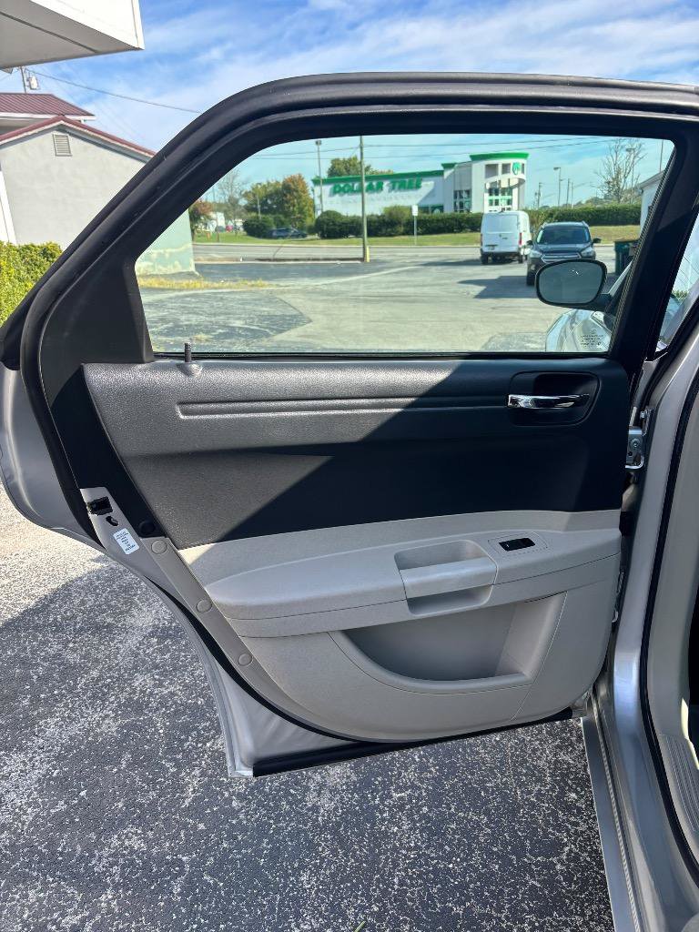 Used 2006 Chrysler 300 RWD image 24