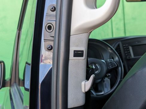 Used 2017 Mercedes-Benz Metris Passenger image 17