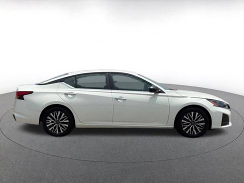 Used 2025 Nissan Altima 2.5 SV FWD image 13