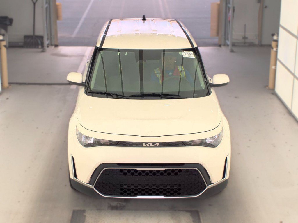 Certified 2025 Kia Soul LX w/ LX Technology Package FWD image 2