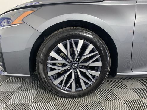 Used 2025 Nissan Altima 2.5 SV FWD image 11