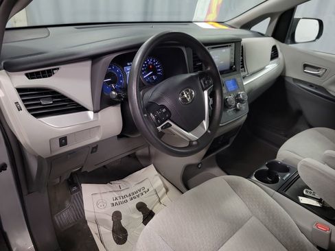Used 2019 Toyota Sienna LE w/ LE Preferred Package image 13
