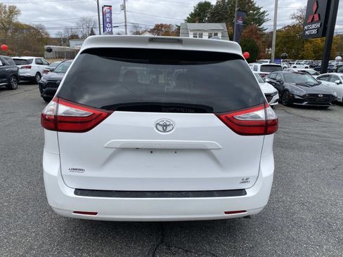 Used 2017 Toyota Sienna LE image 4