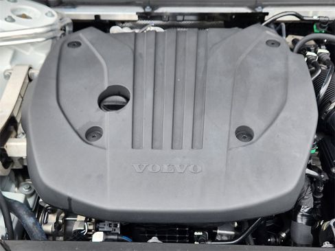 Used 2025 Volvo XC60 B5 Plus image 24