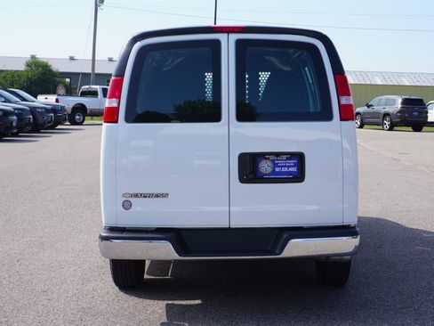 Used 2025 Chevrolet Express 2500 w/ Driver Convenience Package RWD image 4