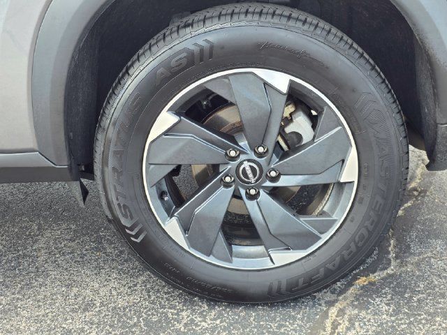Used 2025 Nissan Rogue SV AWD/4WD image 8