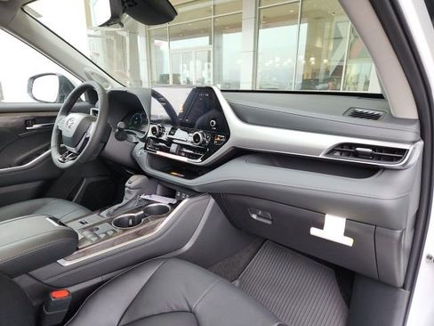 New 2026 Toyota Highlander Platinum image 30