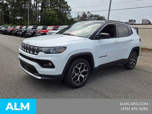 Used 2025 Jeep Compass Limited AWD/4WD image 4