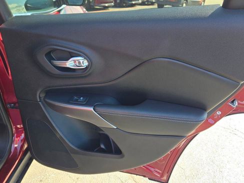 Used 2019 Jeep Cherokee Latitude Plus w/ Cold Weather Group image 8