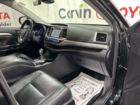 Used 2017 Toyota Highlander XLE image 12