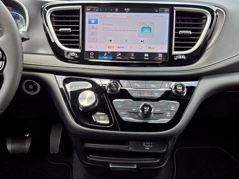 New 2026 Chrysler Pacifica Select w/ S Appearance Package FWD image 10