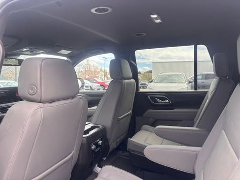 Used 2024 GMC Yukon SLT w/ SLT Luxury Package AWD/4WD image 9