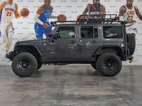 Used 2017 Jeep Wrangler Unlimited Sahara image 15