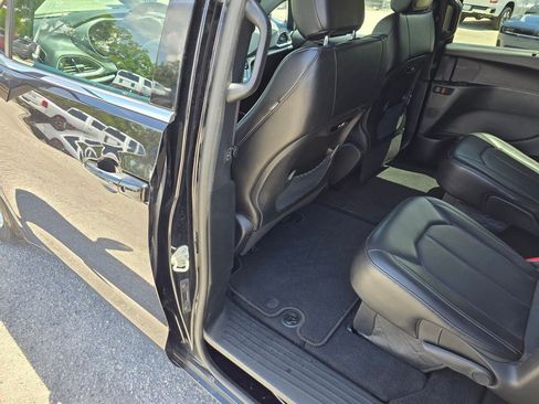 Used 2025 Chrysler Pacifica Select FWD image 27