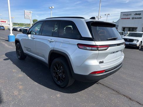 Used 2025 Jeep Grand Cherokee Altitude AWD/4WD image 3