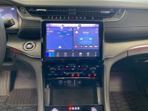 Used 2025 Jeep Grand Cherokee Overland w/ Luxury Tech Group IV AWD/4WD image 23