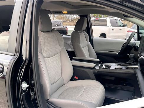 Used 2025 Toyota Sienna LE w/ LE Plus Package image 8