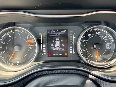 Used 2019 Jeep Cherokee Latitude w/ Popular Appearance Group FWD image 23