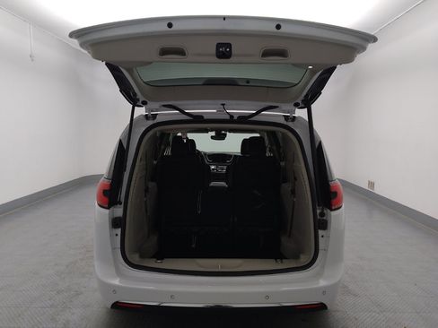 Used 2024 Chrysler Pacifica Limited FWD image 29